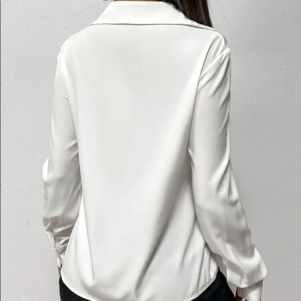 π CLASSIC WHITE TWIST FRONT BLOUSE! - Picture 2 of 7